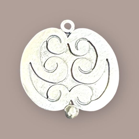 Vintage Silver Oval Pendant with raised swirl designs - Picture 2 of 10